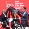 Directivos destapando la Copa Mundial para iniciar su recorrido en todo México.