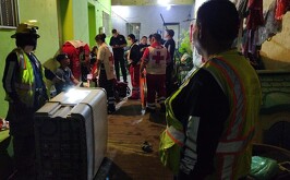 Avenida Presidente Carranza con vecinos al exterior y lavadora.