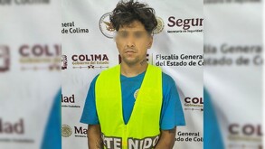 Hombre identificado como Luis David N, alias El Tijuas, con los ojos censurados por un recuadro blureado y vistiendo un chaleco fosforescente de detenido
