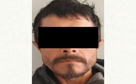 Hombre don franja negra en los ojos