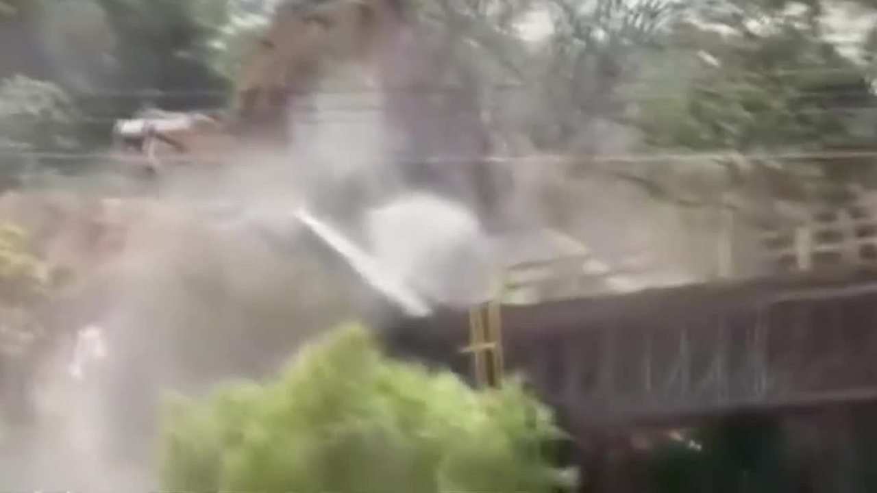 Una explosión ocurrida durante trabajos de demolición en el Puente de La Desembocada dejó un hombre muerto y otro gravemente herido.