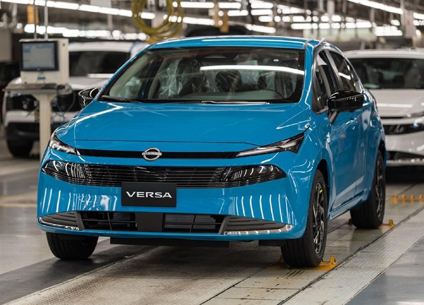 Auto azul tipo Nissan Versa en su fabricación.