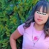 Menor de edad con una playera en color rosa y pantalón de mezclilla