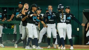 Jugadoras de Sultanes Femenil celebrando el triunfo ante Olmecas.