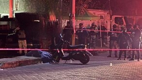 Policías resguardan con cinta roja una escena del crimen en Tlaxcala.
