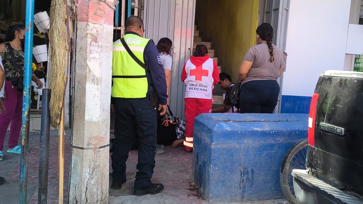Personas afuera de gimnasio en La Laguna