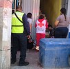 Personas afuera de gimnasio en La Laguna