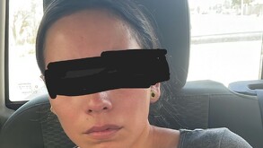 Mujer con tatuaje en el cuello y la cara censurada