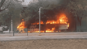 camión de personal se incendió en su totalidad  tras falla mecánica