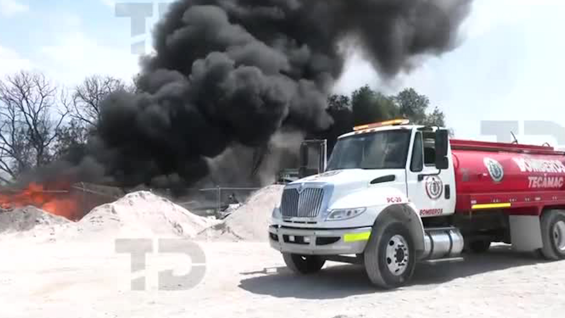 Trabajadores del lugar laboran en conjunto con bomberos de Ecatepec y Tecámac para sofocar el siniestro.