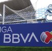 Cartel de la Liga MX en el Estadio Cuauhtémoc de Puebla.
