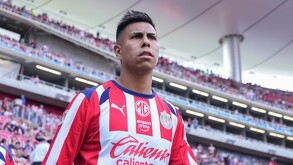 Efraín Álvarez, jugador de las Chivas Rayadas del Guadalajara en el Estadio Akron.