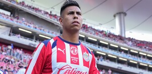 Efraín Álvarez, jugador de las Chivas Rayadas del Guadalajara en el Estadio Akron.