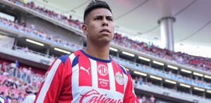 Efraín Álvarez, jugador de las Chivas Rayadas del Guadalajara en el Estadio Akron.