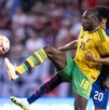 Jugador de la Selección de Fútbol de Jamaica pateando un balón en el aire con otro futbolista detrás de él