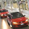 diferentes modelos del golf de volkswagen en la planta de producción en puebla