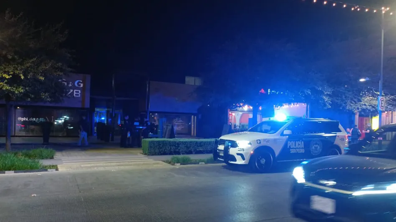 Una movilización policiaca se registró en San Pedro Garza García tras el hallazgo de tres presuntos artefactos explosivos en una plaza comercial.