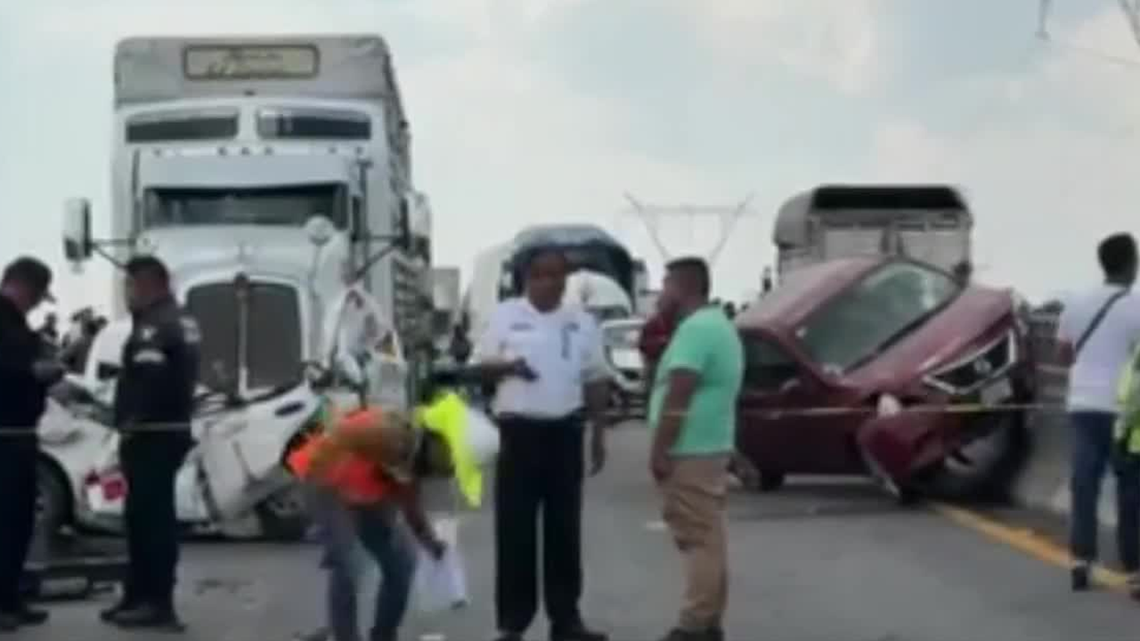 Un taxista perdió la vida luego de ser embestido por un tráiler en el Libramiento Lerma–Valle de Bravo, a la altura de Toluca.