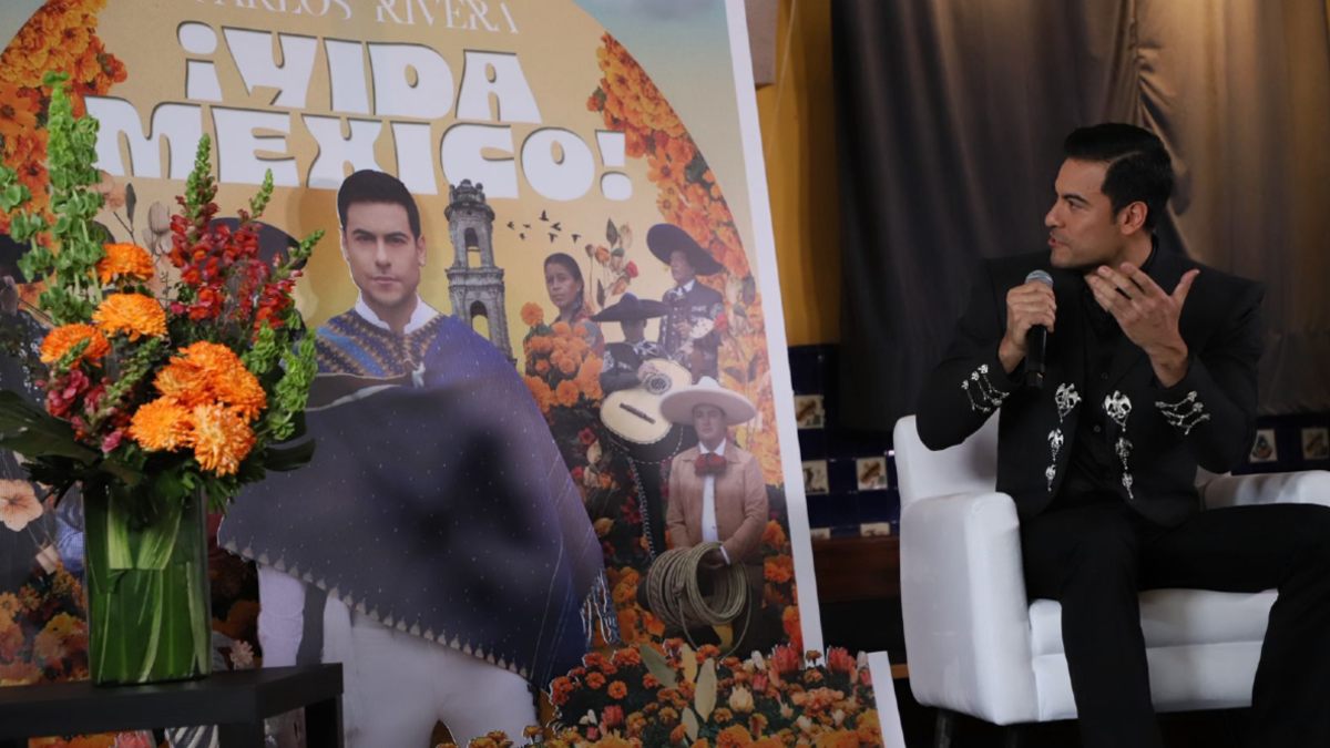 Carlos Rivera junto a su mural en Salón Tenampa en Garibaldi