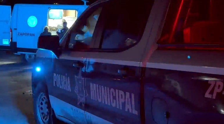 Patrulla de la Policía Municipal de Zapopan estacionada detrás de una ambulancia de la Cruz Verde