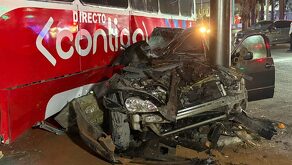 Auto destruido tras choque en avenida Ruiz Cortines en Monterrey.