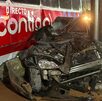 Auto destruido tras choque en avenida Ruiz Cortines en Monterrey.