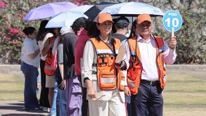 Mexicanos haciendo simulacro de sismo.