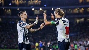 Luca Orellano y Sergio Canales en el triunfo de Rayados ante Querétaro.