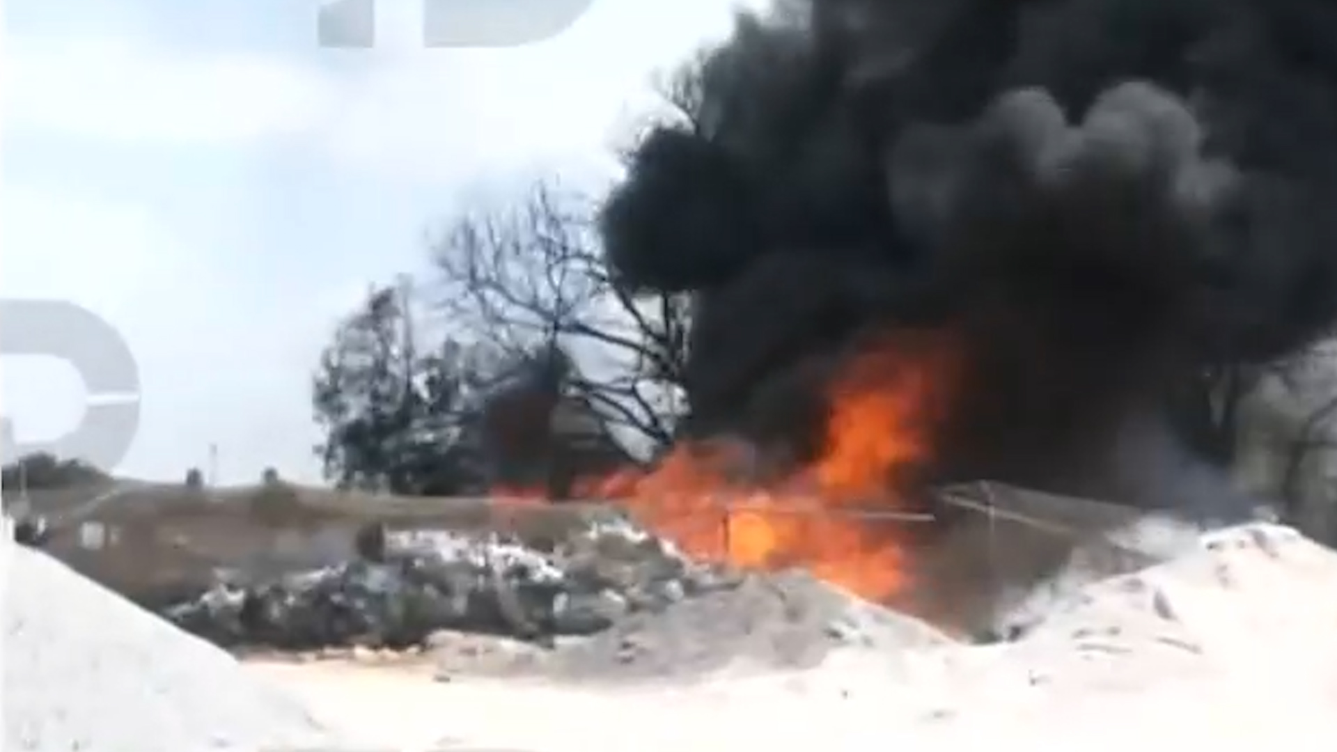 Protección Civil de Ecatepec suspende recicladora clandestina tras fuerte incendio. La columna de humo negro se vio en todo el Valle de México.