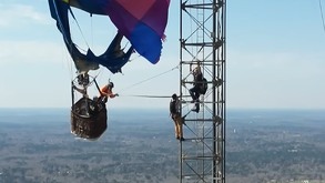 Bomberos rescataron a dos personas en Texas luego de permanecer atoradas en un globo aerostático en una torre telefónica.