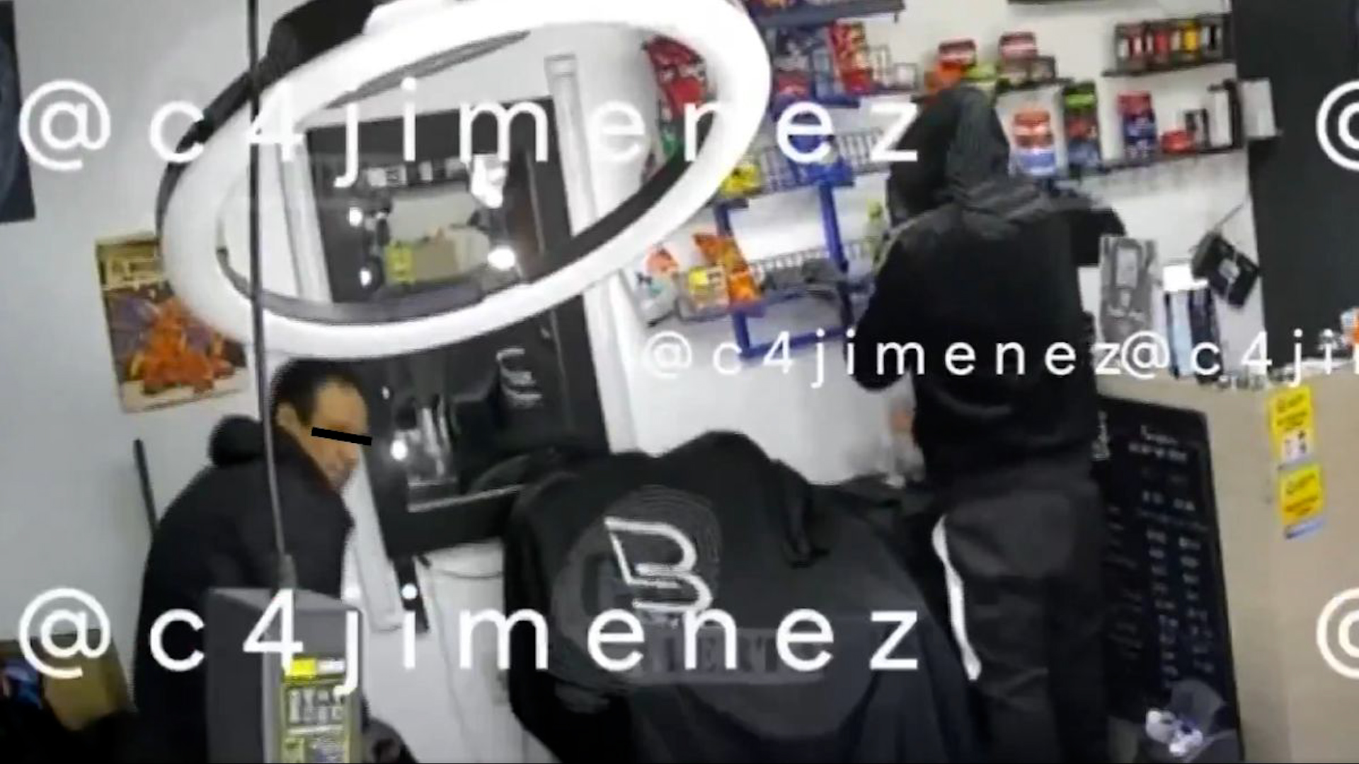 Cámaras de seguridad grabaron un violento asalto en una barbería de Nezahualcóyotl. Los ladrones encañonaron a los clientes y lanzaron amenazas de muerte.