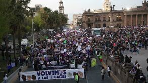 La marcha del 8M se lleva a cabo en la explanada de los héroes en Monterrey, Nuevo León