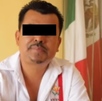 Hombre con camisa blanca y una cinta negra sobre los ojos respetando su presunción de inocencia.