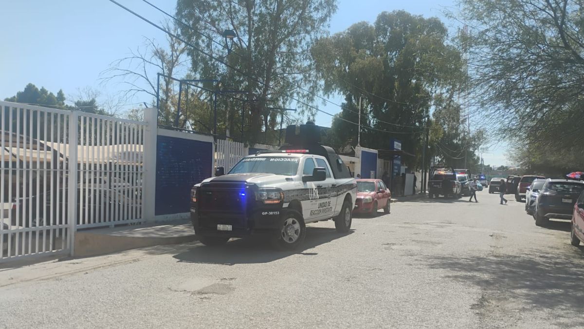 Instituto 18 de Marzo de Gómez Palacio con policías al exterior.