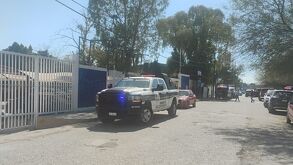 Instituto 18 de Marzo de Gómez Palacio con policías al exterior.