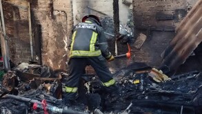 Bomberos hallan los cuerpos de una madre y su hijo tras incendio en una casa de Tlalnepantla.