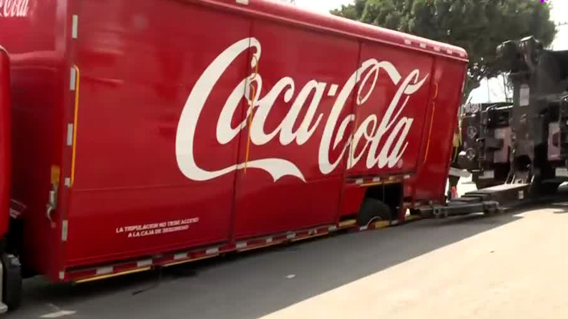 Servicios de emergencia laboran en la zona para realizar el retiro del vehículo.