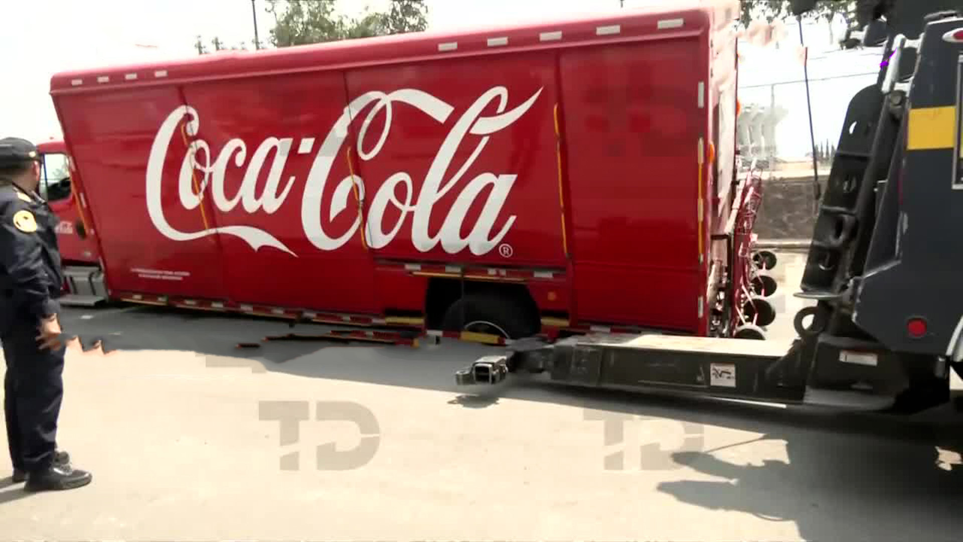 Emergencia en Circuito Azteca: Socavón de medio metro atrapa unidad de carga en Coyoacán. Autoridades de la CdMx investigan posibles fugas de agua internas.