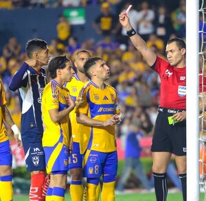 Marco Ortiz sacando tarjeta roja a Diego Laínez en el Clásico Regio.