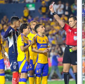 Marco Ortiz sacando tarjeta roja a Diego Laínez en el Clásico Regio.