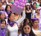 mujeres sostienen carteles en la marcha del 8 de marzo en puebla