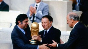 Del Castillo junto a personalidades de FIFA junto a la Copa del Mundo.