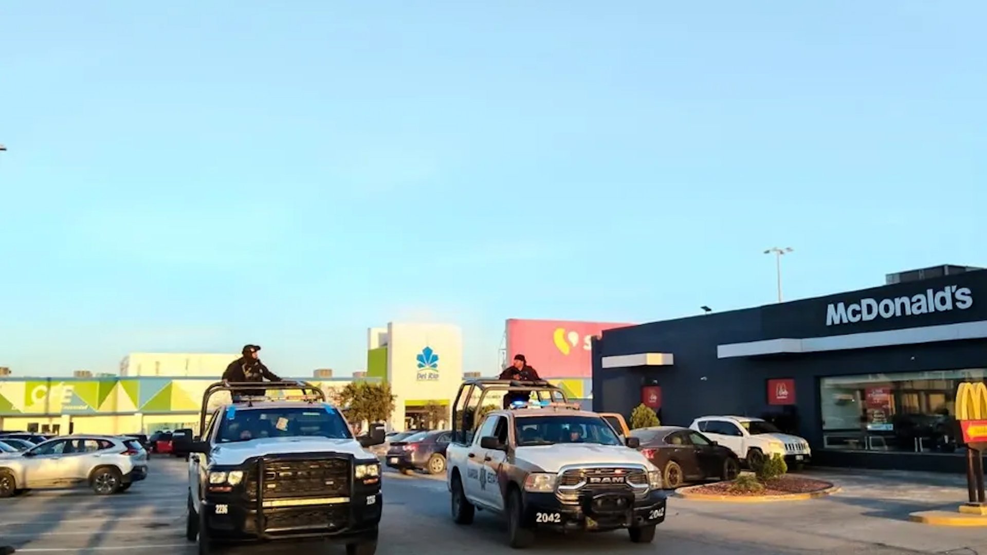 Fueron asegurados uniformes, placas y vehículos apócrifos que usaban para operar.