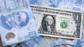 Dólar estadounidense y billetes de 20 pesos mexicanos.