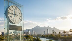 Cerro de la silla y reloj en Nuevo León