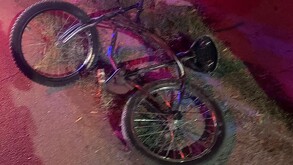 Bicicleta en color gris tirada en la carpeta asfáltica