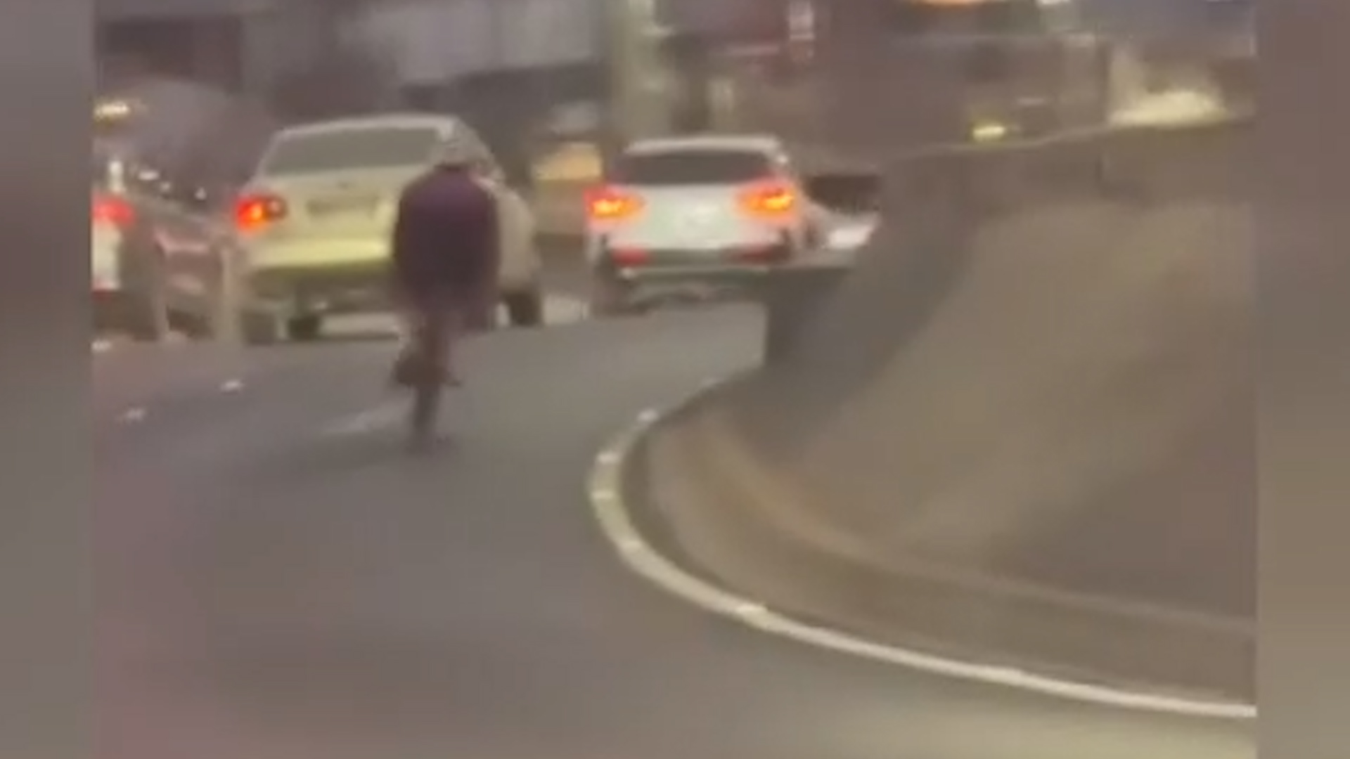 Un ciclista fue captado circulando por los carriles centrales de la Avenida Paseo de los Leones en Monterrey, desafiando el reglamento de tránsito.