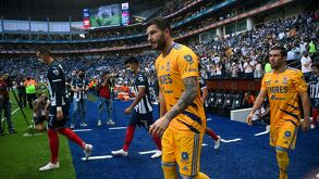 Gignac junto a los jugadores de Tigres y Rayados previo a un Clásico Regio.
