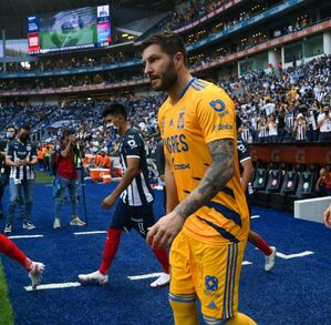 Gignac junto a los jugadores de Tigres y Rayados previo a un Clásico Regio.