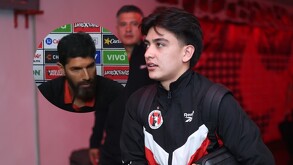 Gilberto Mora con la camiseta de Tijuana previo a un partido de Xolos.